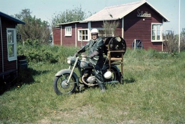 STIHUSVEJ 7 - SMUT - LYSTRUP STRAND, Willy og motorcyklen med Solbakken i baggrunden.